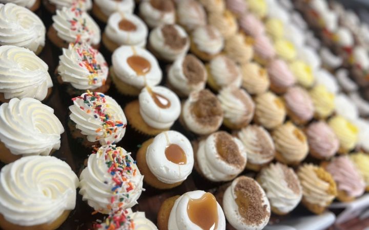 Trays of buttercream cupcakes in many flavors at Sweet Melissa
