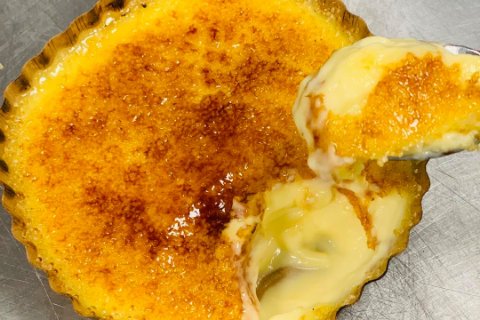 Crème brûlée with a caramelized sugar top